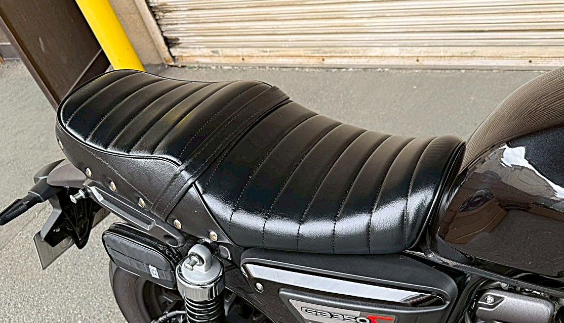 GB350Sエス 鋲打ち 黒皮 タックロールシート/黒 装着画像 あんこ抜き