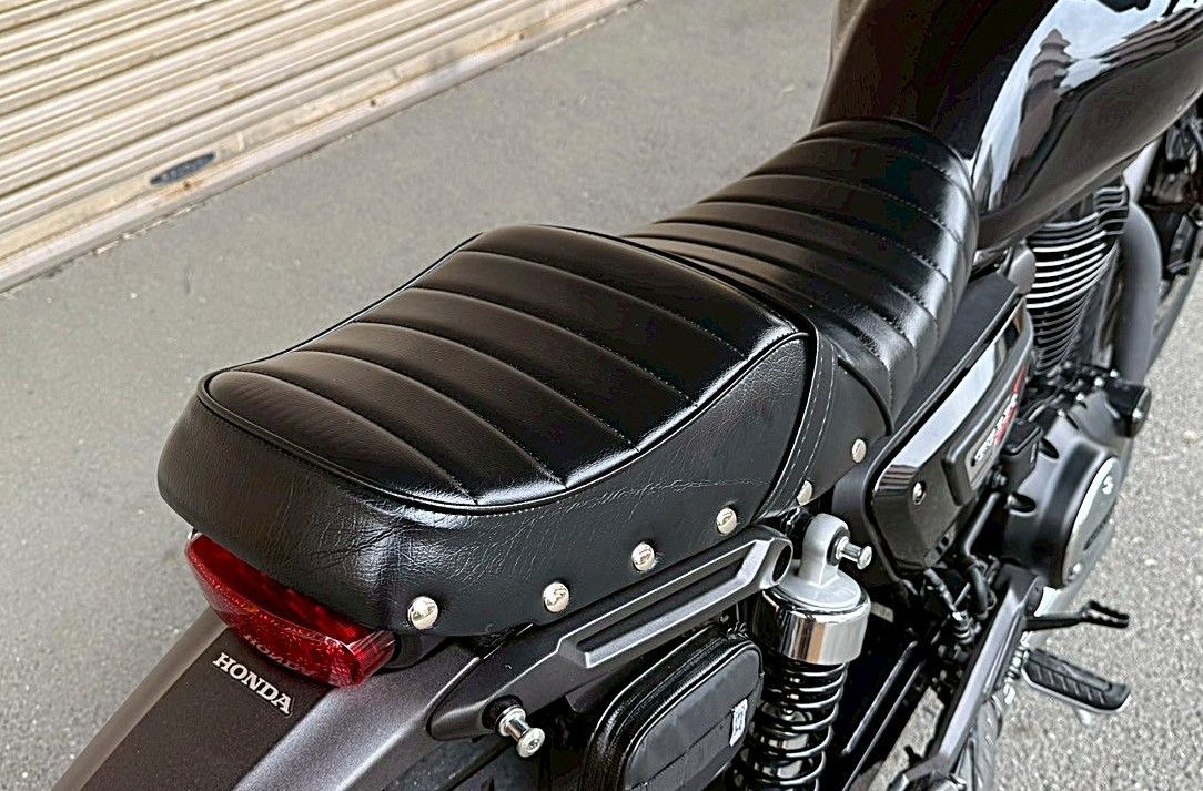 GB350Sエス 鋲打ち 黒皮 タックロールシート/黒 装着画像 あんこ抜き