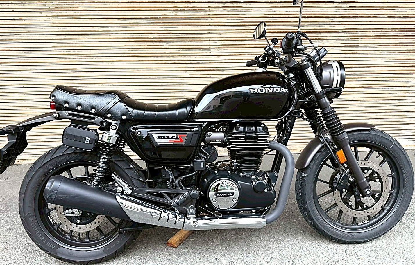 GB350Sエス 鋲打ち 黒皮 タックロールシート/黒 装着画像 あんこ抜き