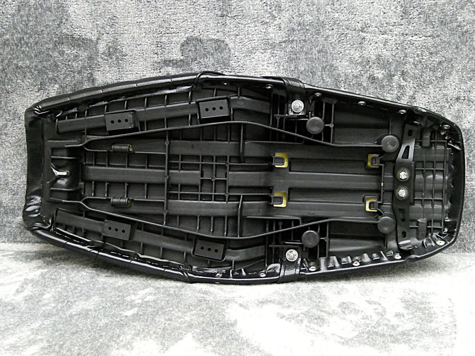 GB350Sエス 鋲打ち 黒皮 タックロールシート/黒 装着画像 あんこ抜き