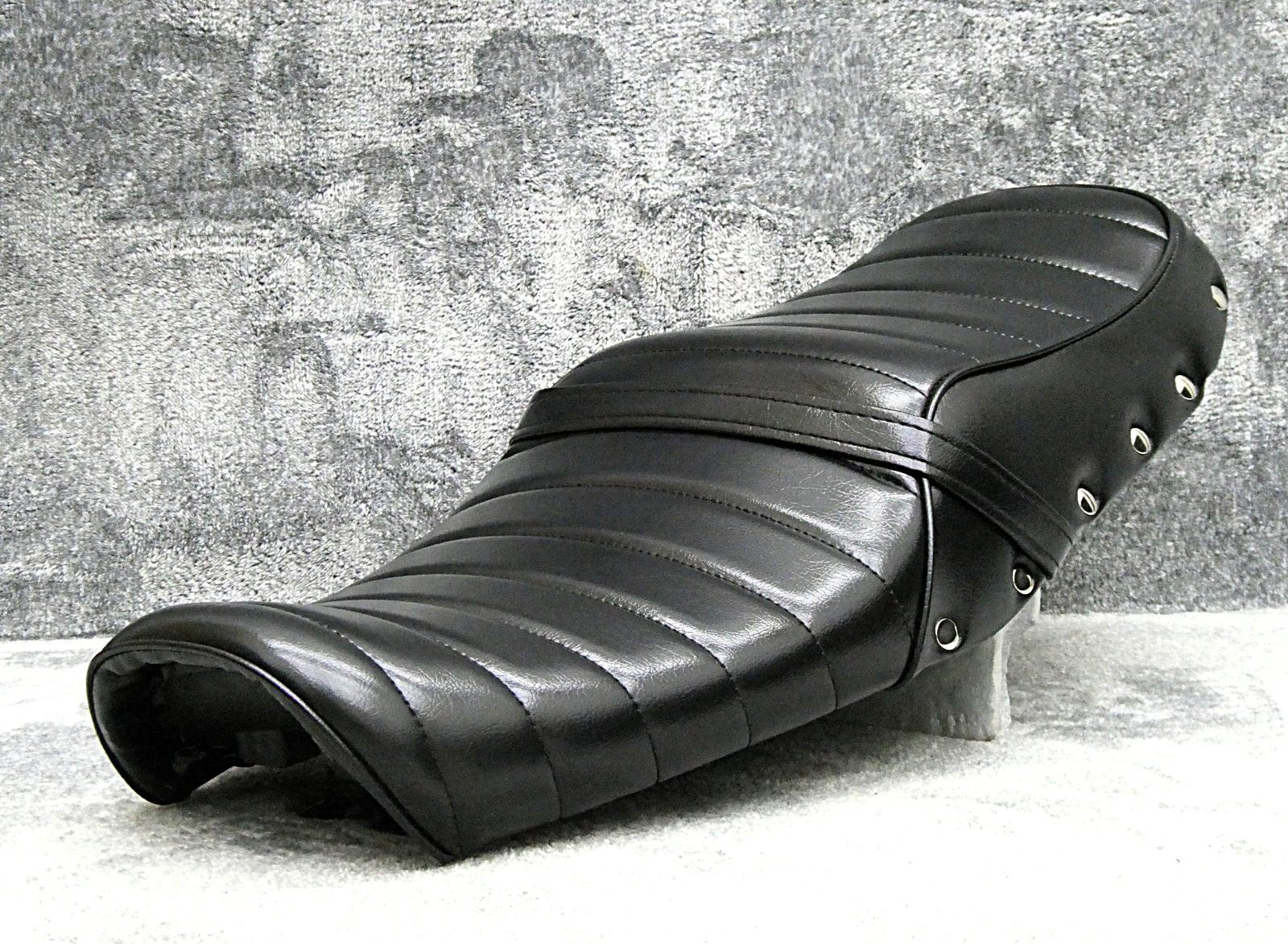 GB350Sエス 鋲打ち 黒皮 タックロールシート/黒 装着画像 あんこ抜き