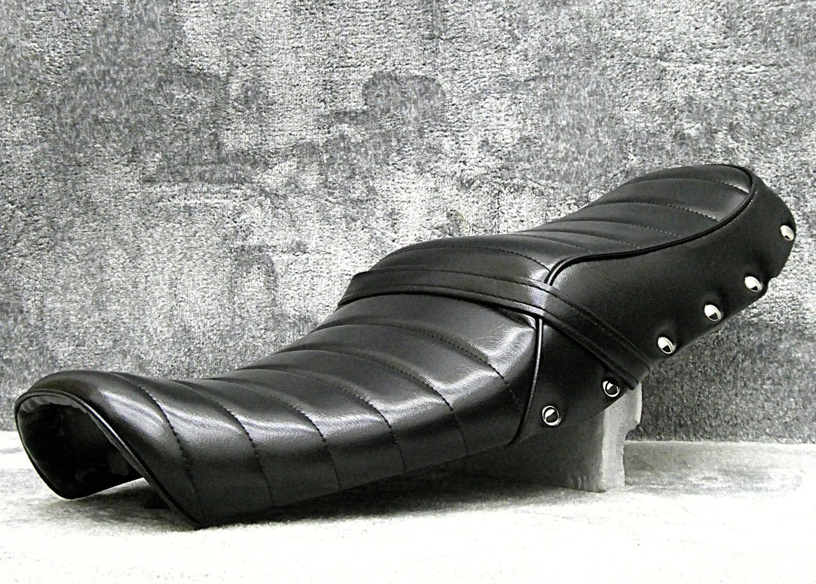 GB350Sエス 鋲打ち 黒皮 タックロールシート/黒 装着画像 あんこ抜き
