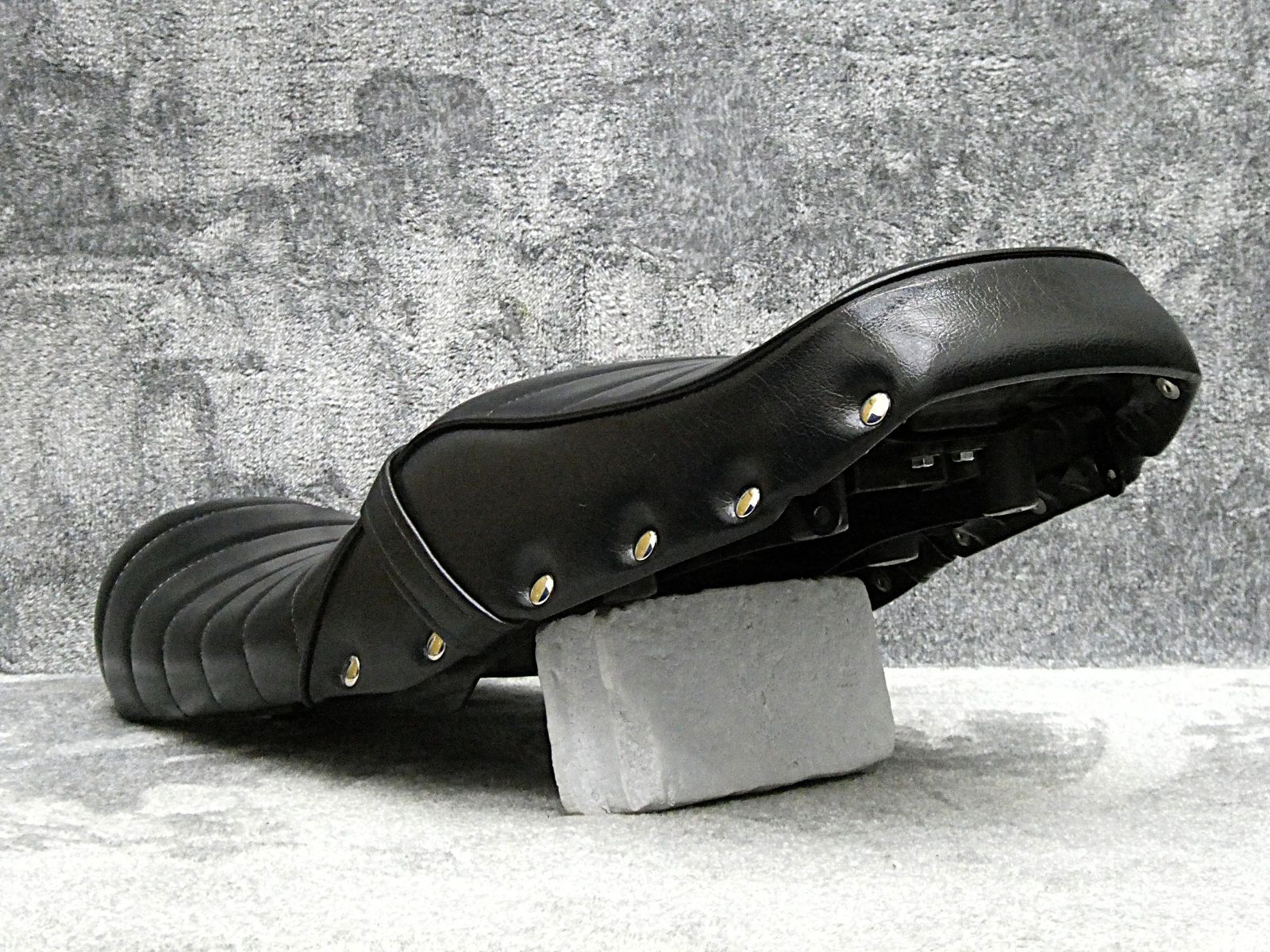 GB350Sエス 鋲打ち 黒皮 タックロールシート/黒 装着画像 あんこ抜き