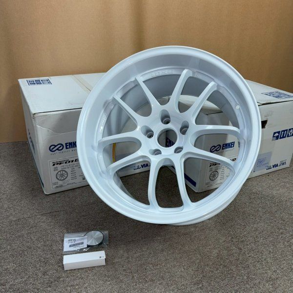 新品】 ENKEI エンケイ Performance Line PF01 EVO 18インチ 新品】 ENKEI エンケイ Performance Line PF01 EVO 18インチ