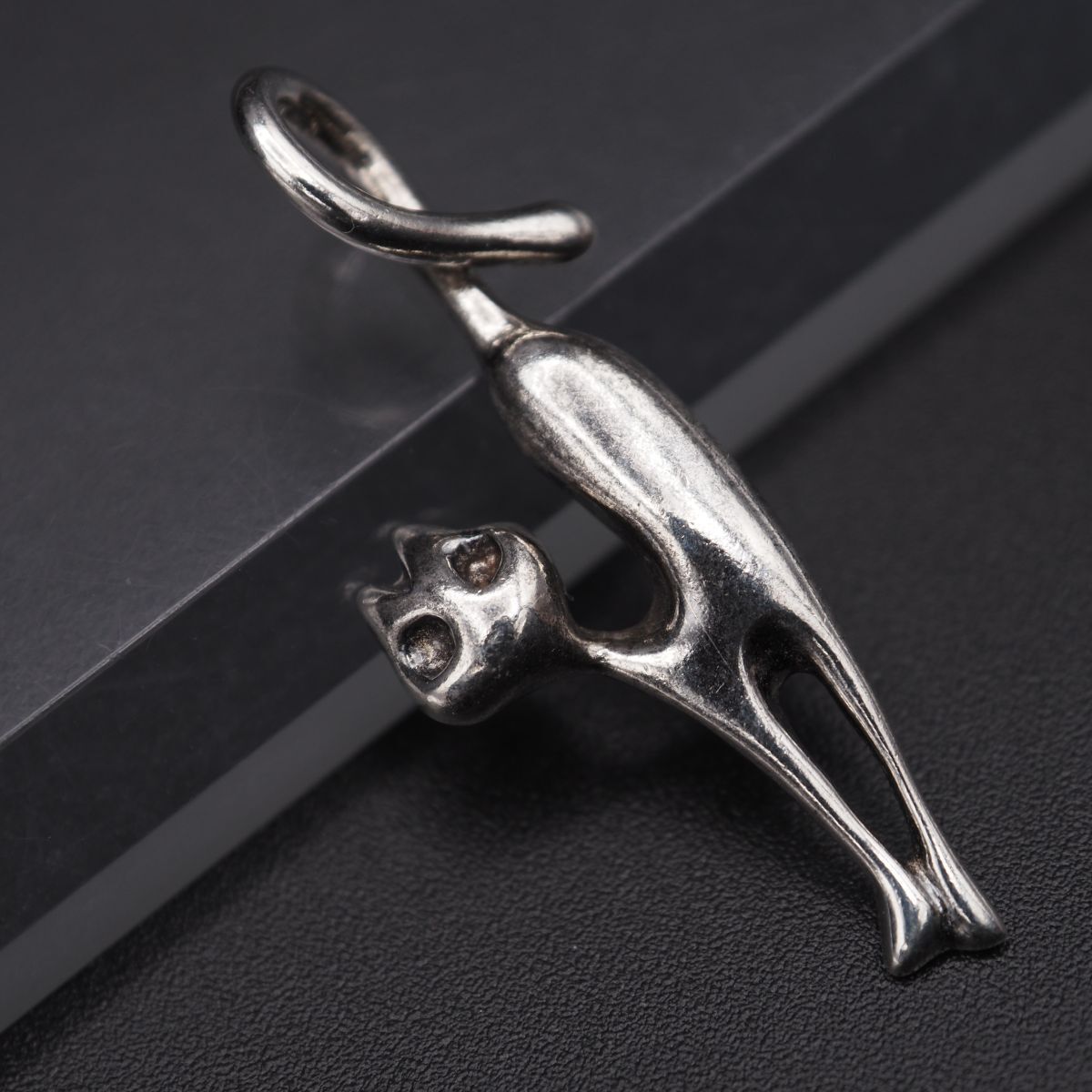 J764 ヴィンテージ SILVER刻印 ペンダント トップ 猫 キャット