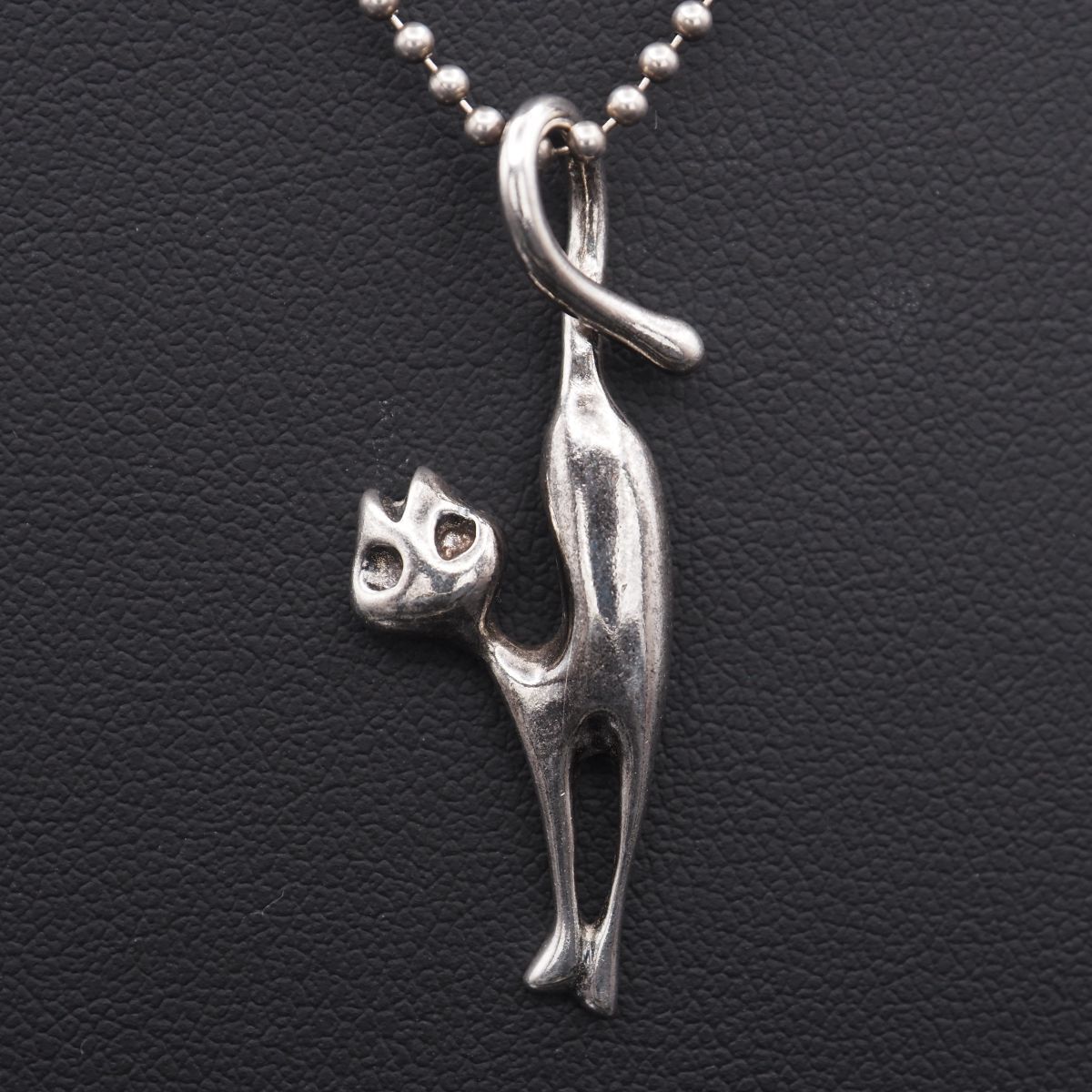 J764 ヴィンテージ SILVER刻印 ペンダント トップ 猫 キャット