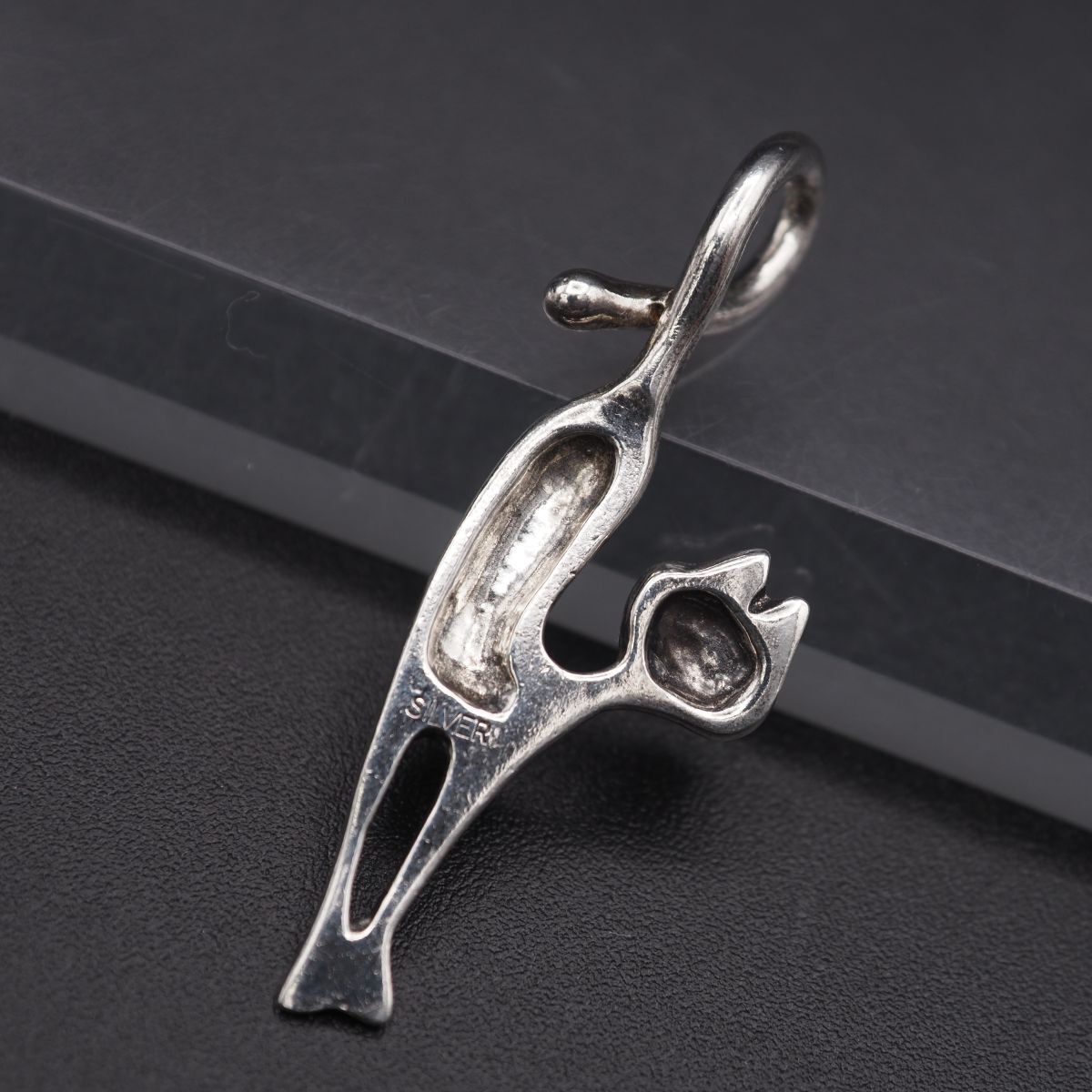 J764 ヴィンテージ SILVER刻印 ペンダント トップ 猫 キャット