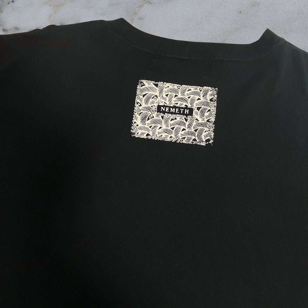 NEMETH ブラックTシャツ 抽象模様 NEMETH ブラックTシャツ 抽象模様