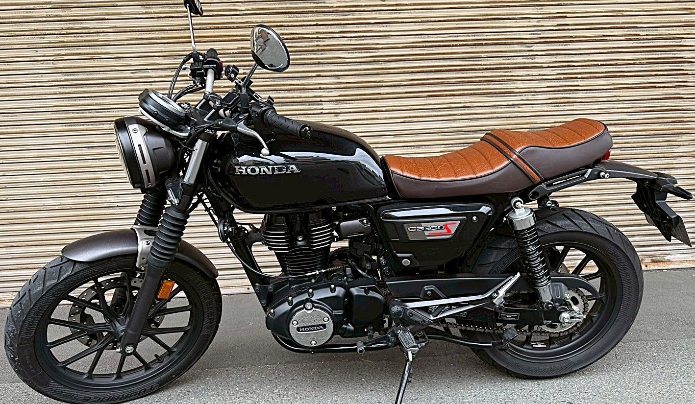 GB350 NC59　タックロールシート　ブラウン GB350Sエス 標準 茶ツートン タックロールシート /装着画像 あんこ抜き
