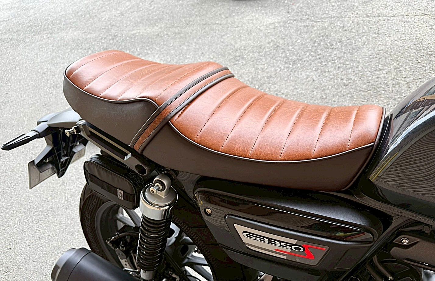 GB350Sエス 標準 茶ツートン タックロールシート /装着画像 あんこ抜き