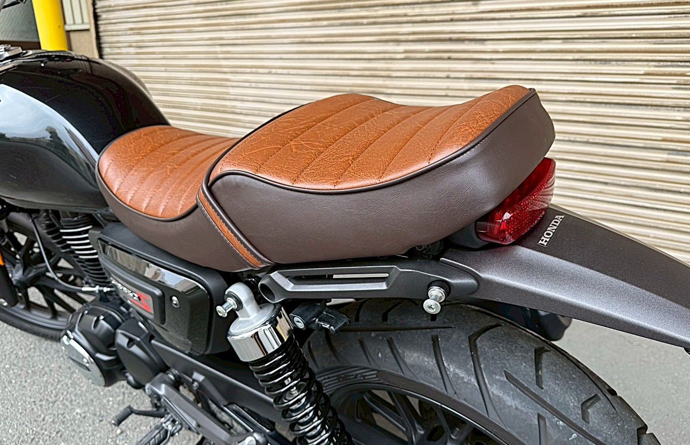 GB350Sエス 標準 茶ツートン タックロールシート /装着画像 あんこ抜き