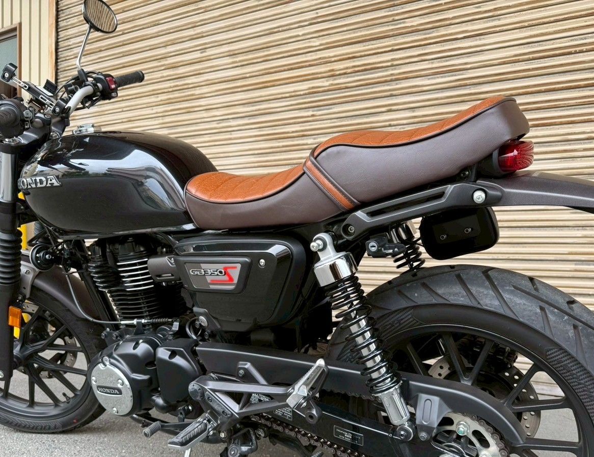GB350Sエス 標準 茶ツートン タックロールシート /装着画像 あんこ抜き