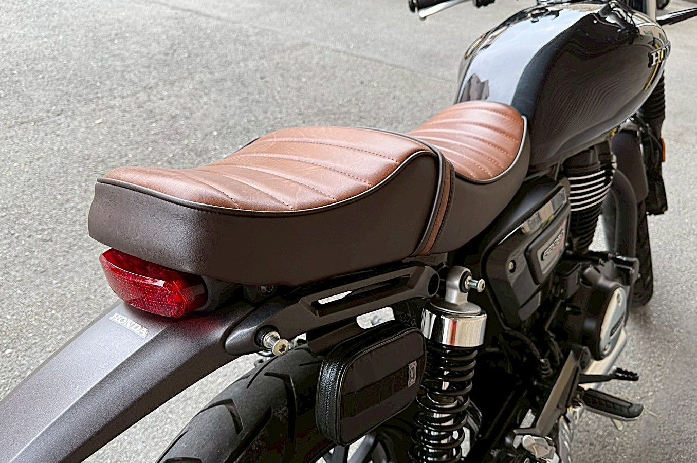 GB350Sエス 標準 茶ツートン タックロールシート /装着画像 あんこ抜き