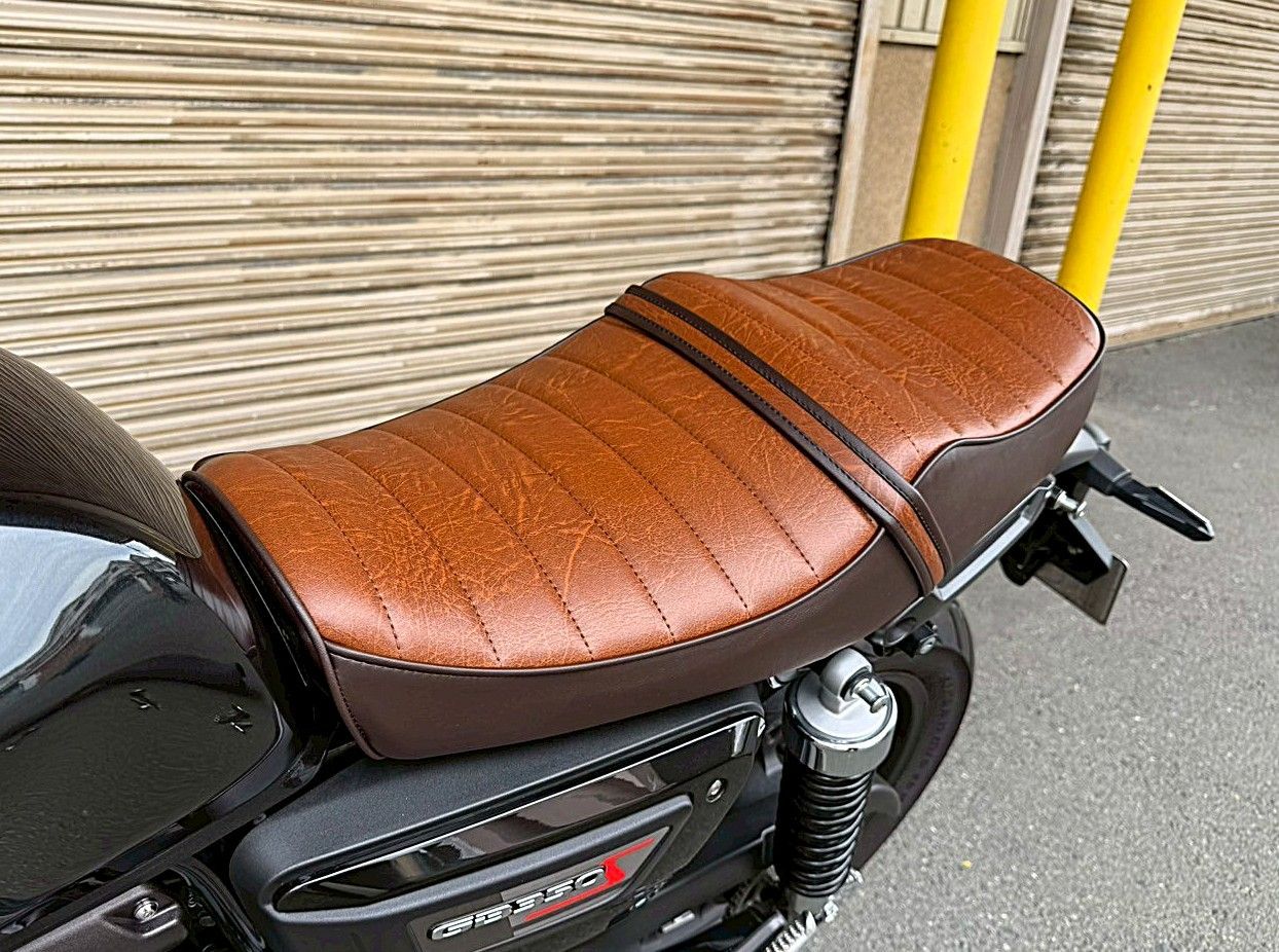 GB350Sエス 標準 茶ツートン タックロールシート /装着画像 あんこ抜き