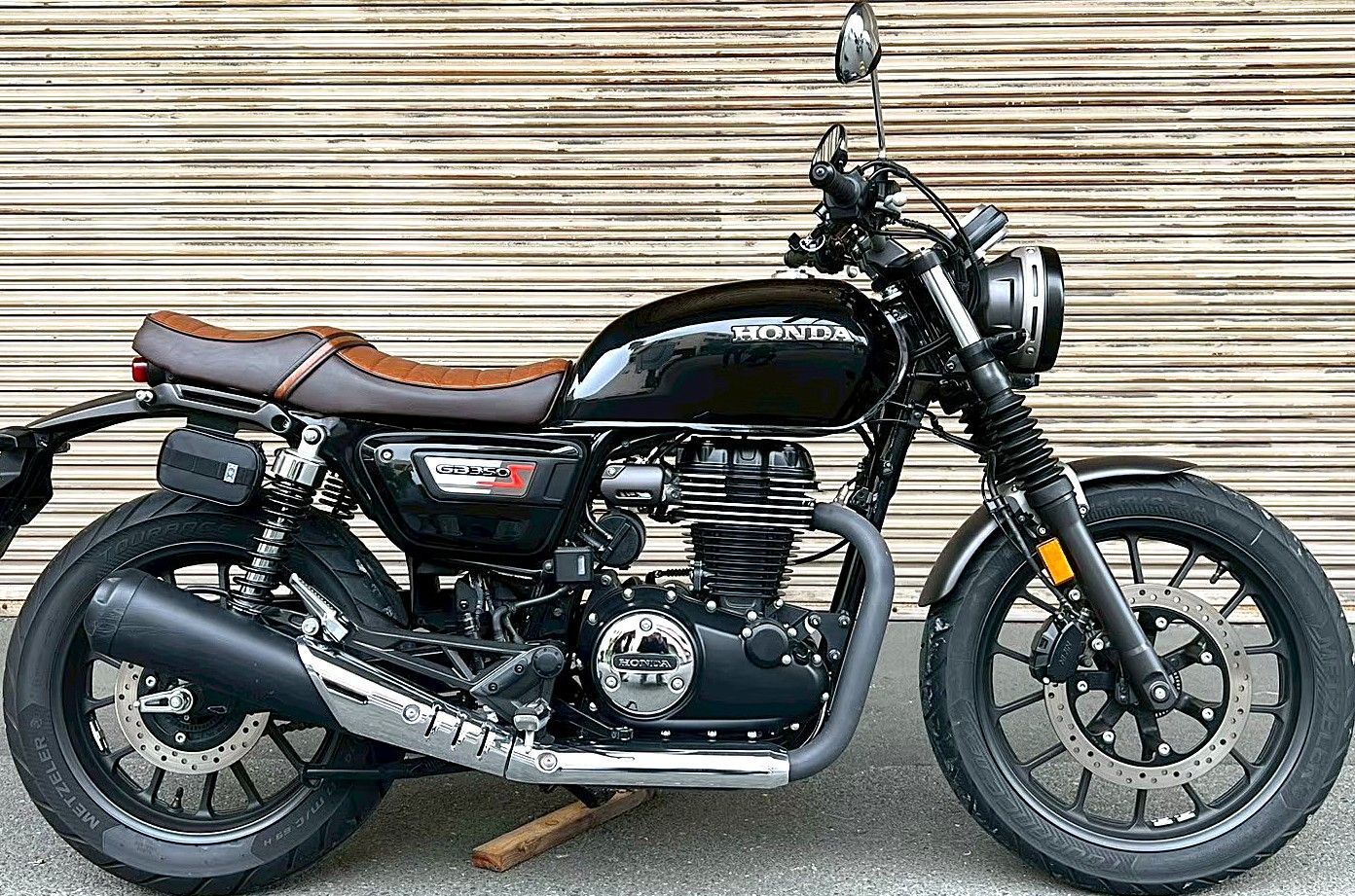 GB350Sエス 標準 茶ツートン タックロールシート /装着画像 あんこ抜き