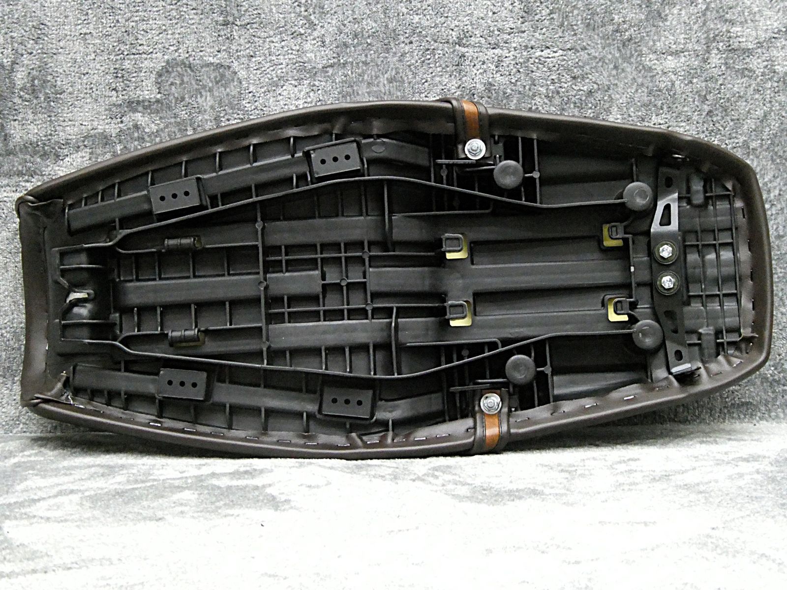 GB350Sエス 標準 茶ツートン タックロールシート /装着画像 あんこ抜き 