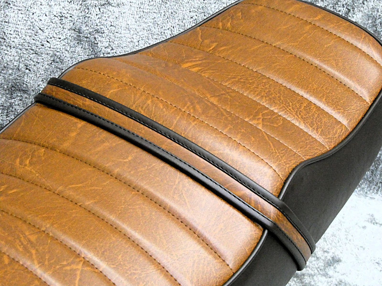 GB350Sエス 標準 茶ツートン タックロールシート /装着画像 あんこ抜き
