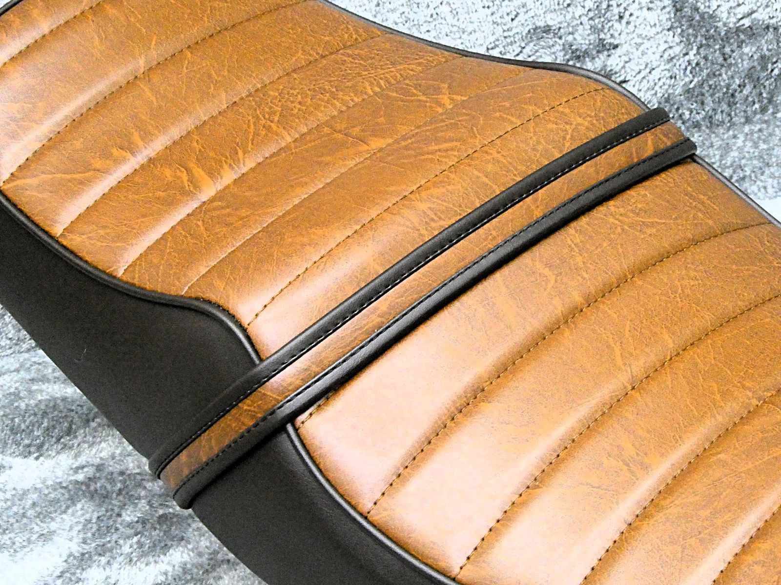 GB350Sエス 標準 茶ツートン タックロールシート /装着画像 あんこ抜き