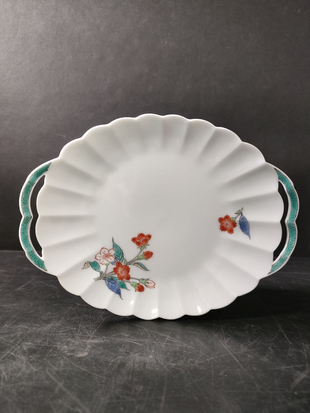 F9-05/有田焼/柿右衛門窯/十四代 酒井田柿右衛門 造/色絵錦桜文楕円輪