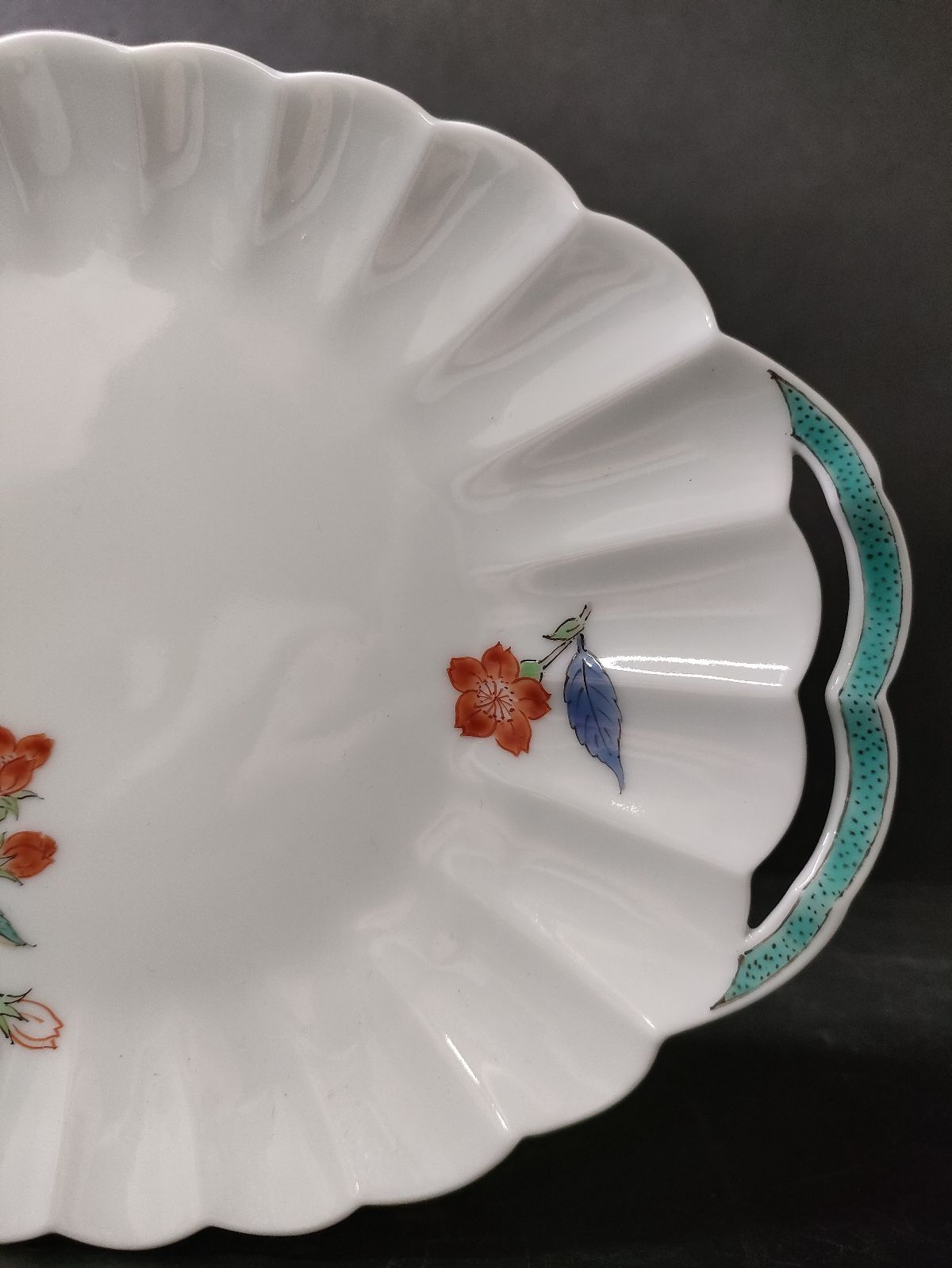 F9-05/有田焼/柿右衛門窯/十四代 酒井田柿右衛門 造/色絵錦桜文楕円輪