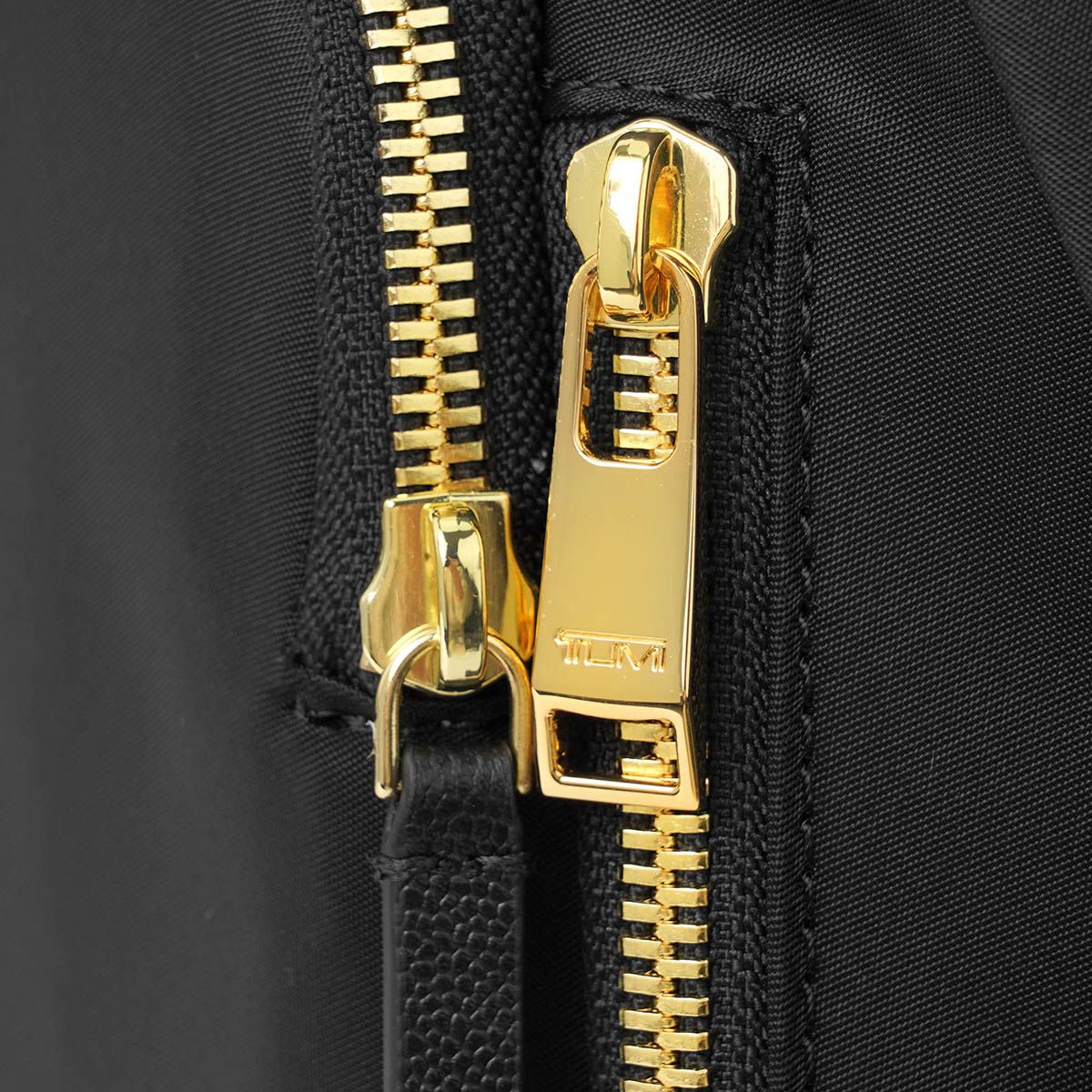 新品 トゥミ TUMI リュックサック ヴォヤジュール ブラック/ゴールド 