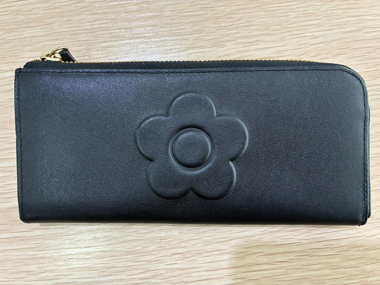 美品　MARY QUANT フラワーモチーフ長財布 正規品／MARY QUANT】ビッグエンボス デイジー L字ファスナー長財布