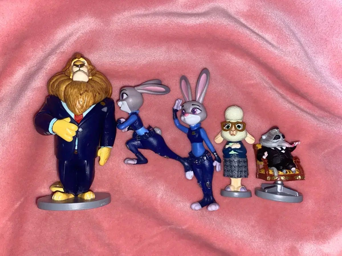 ズートピア　フィギュア　5点セット ズートピア フィギュア セット 5種 ニック、ジュディ まとめ - メルカリ
