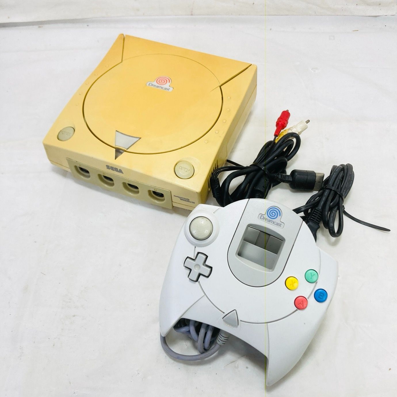 ドリームキャスト本体・コントローラ　ゲームソフト付き セガ ドリームキャスト 本体 コントローラー✖️2ソフト3本 - メルカリ