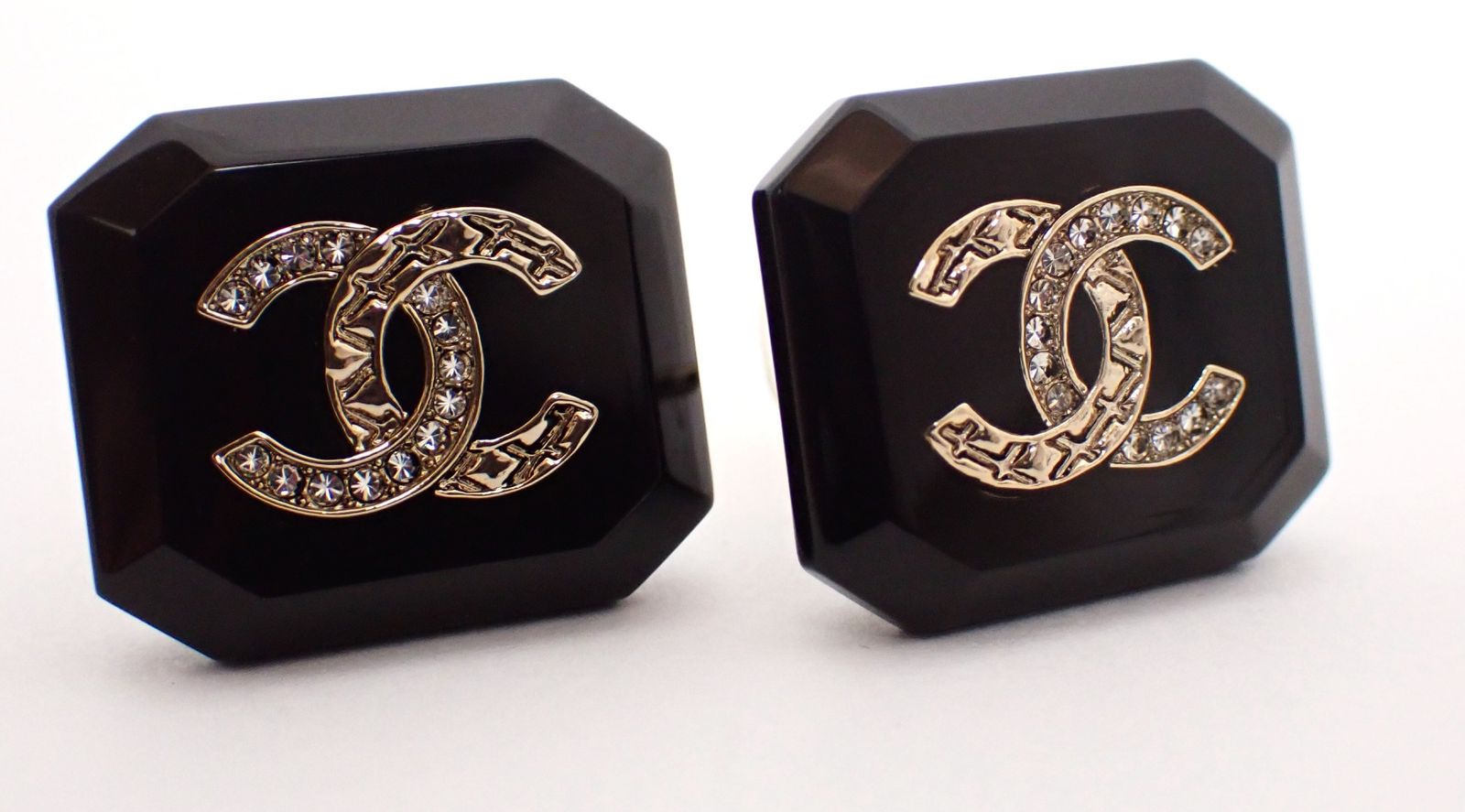 美品 Chanel(シャネル) ココマーク ピアス B23 レジン(樹脂