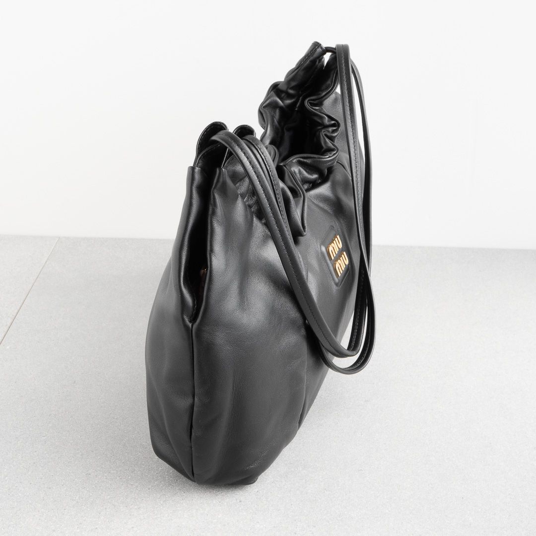 ミュウミュウ ナッパレザー ホーボーバッグ ブラック ゴールド