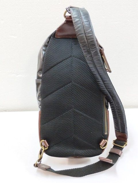P559 [人気] zeha ツェハ レザーボディバッグ ブラック 290-9403 | 