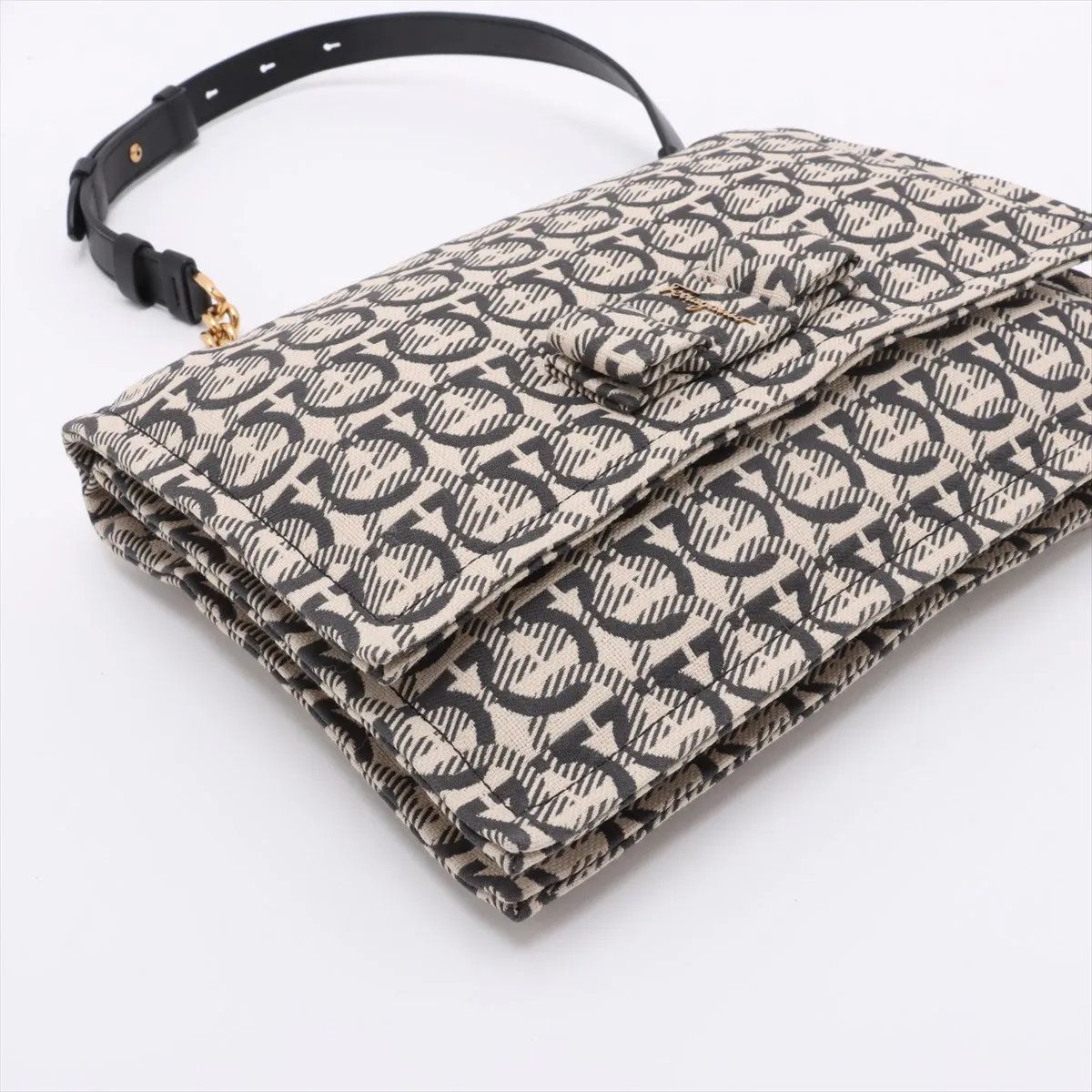 極美品 サルヴァトーレフェラガモ ガンチーニ チェーン ショルダー