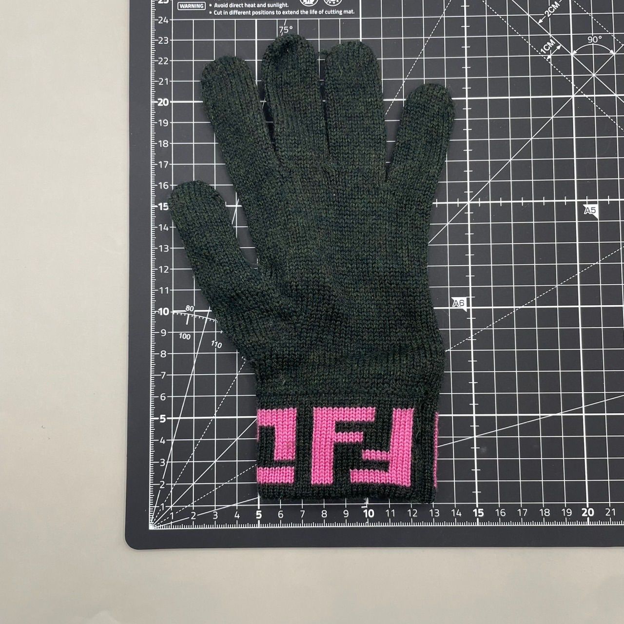 極美品 FENDI フェンディ 手袋 グローブ ウール ズッカ柄 希少カラー