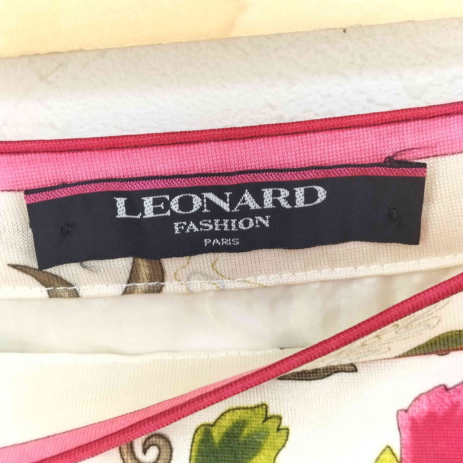 レオナール LEONARD 花柄 ウールシルクスカート ミディ丈 サイズ69 レオナール LEONARD 花柄 ウールシルクスカート ミディ丈 サイズ69