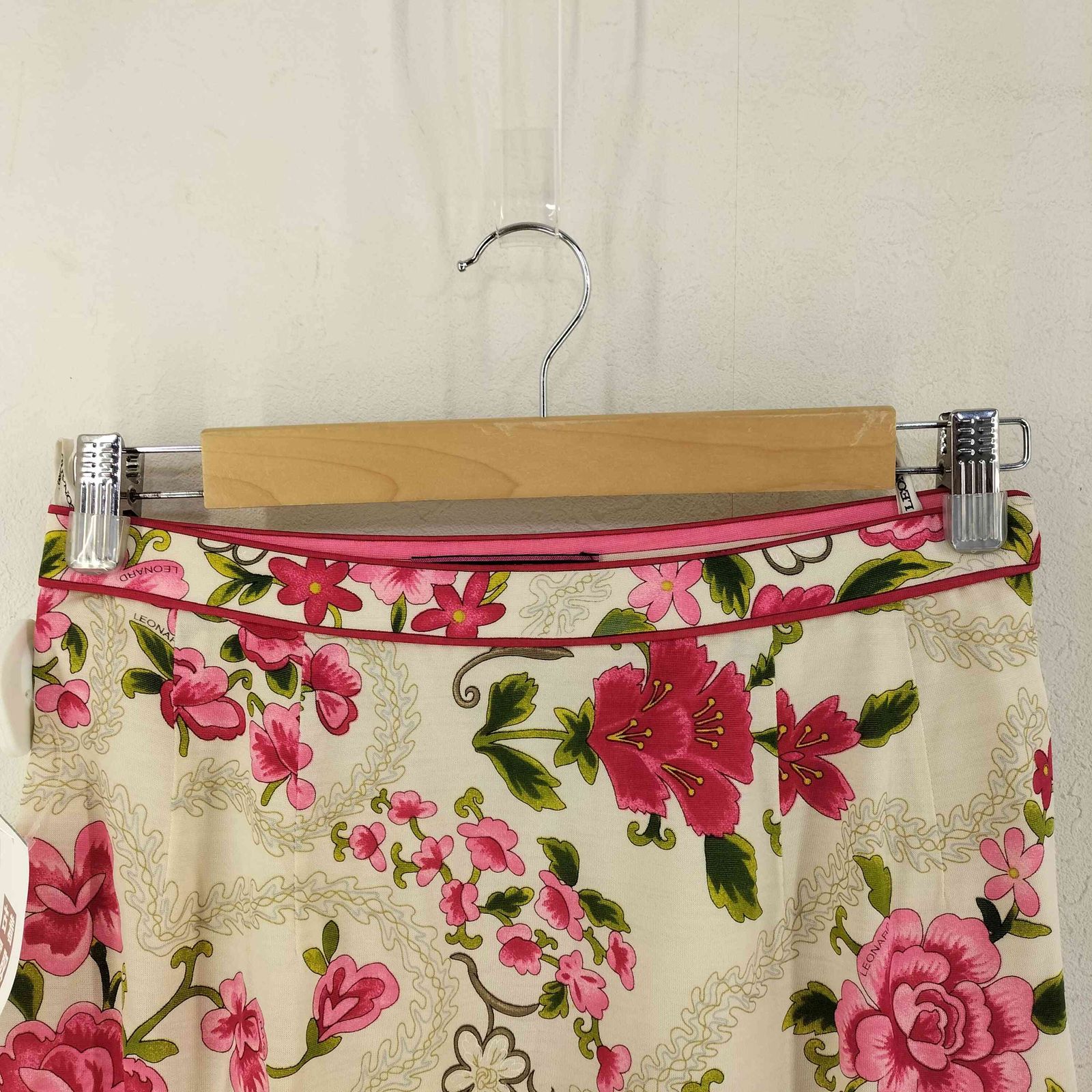 レオナール LEONARD 花柄 ウールシルクスカート ミディ丈 サイズ69 レオナールシルクウールのスカート レオナール LEONARD 花柄 ウール