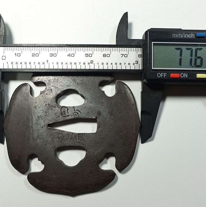 ☆M24 在銘 田町包廣 鉄地太刀木瓜形無文鐔 両櫃孔 角耳 四方猪目透し