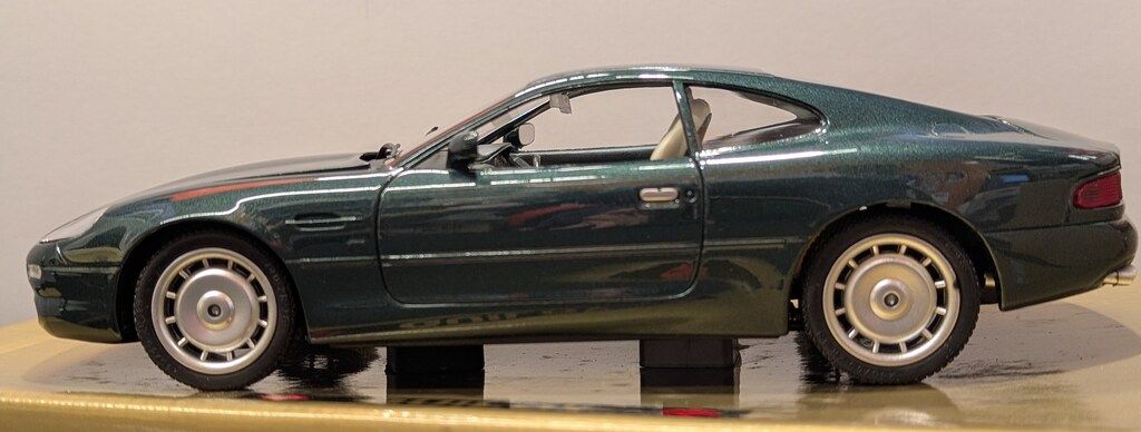 GUILOY 1/18スケール ASTON MARTIN DB7 グリーンメタリック 67537
