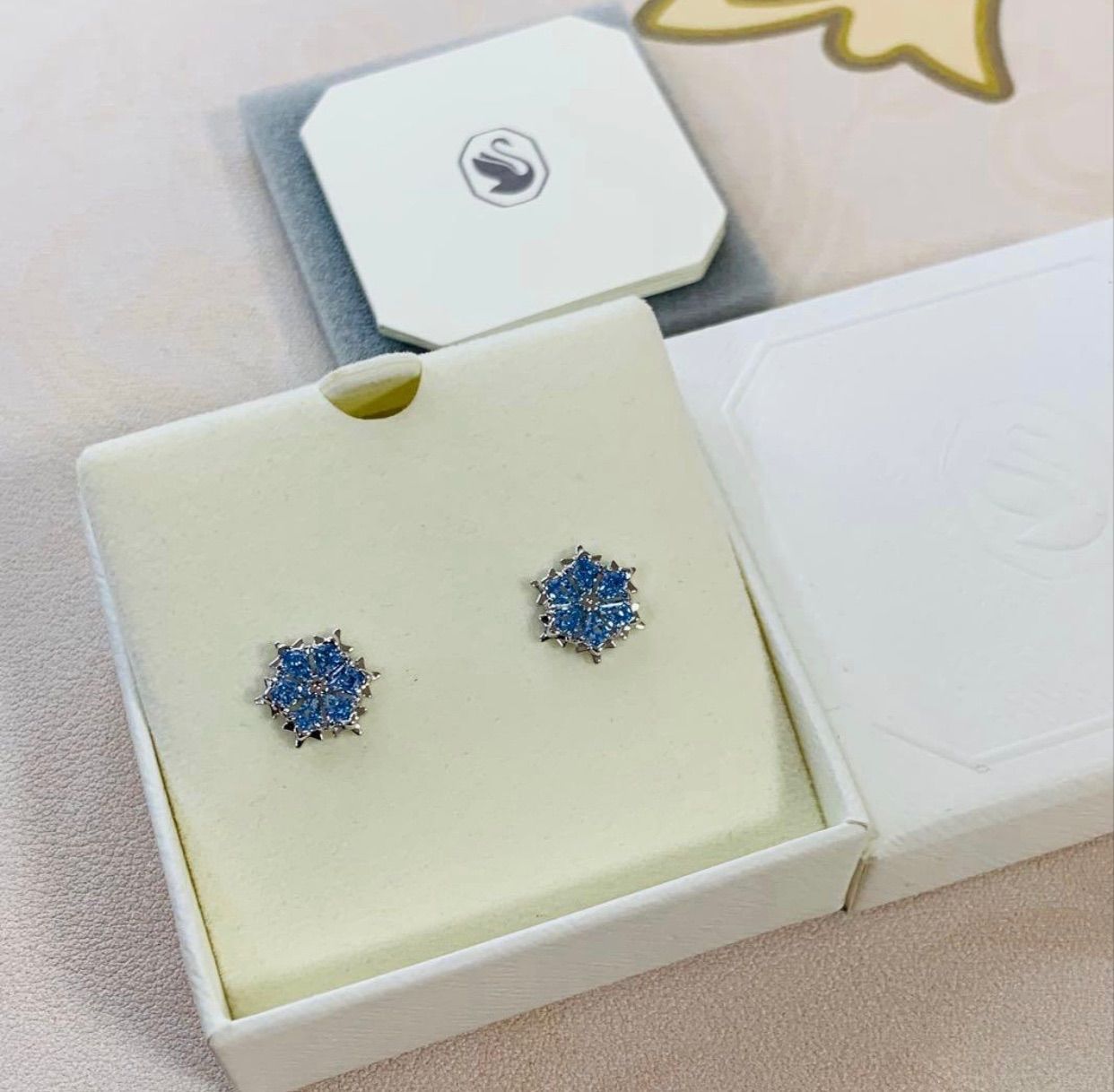 新品 スワロフスキー Swarovski Magic スタッドピアス ブルー - メルカリ