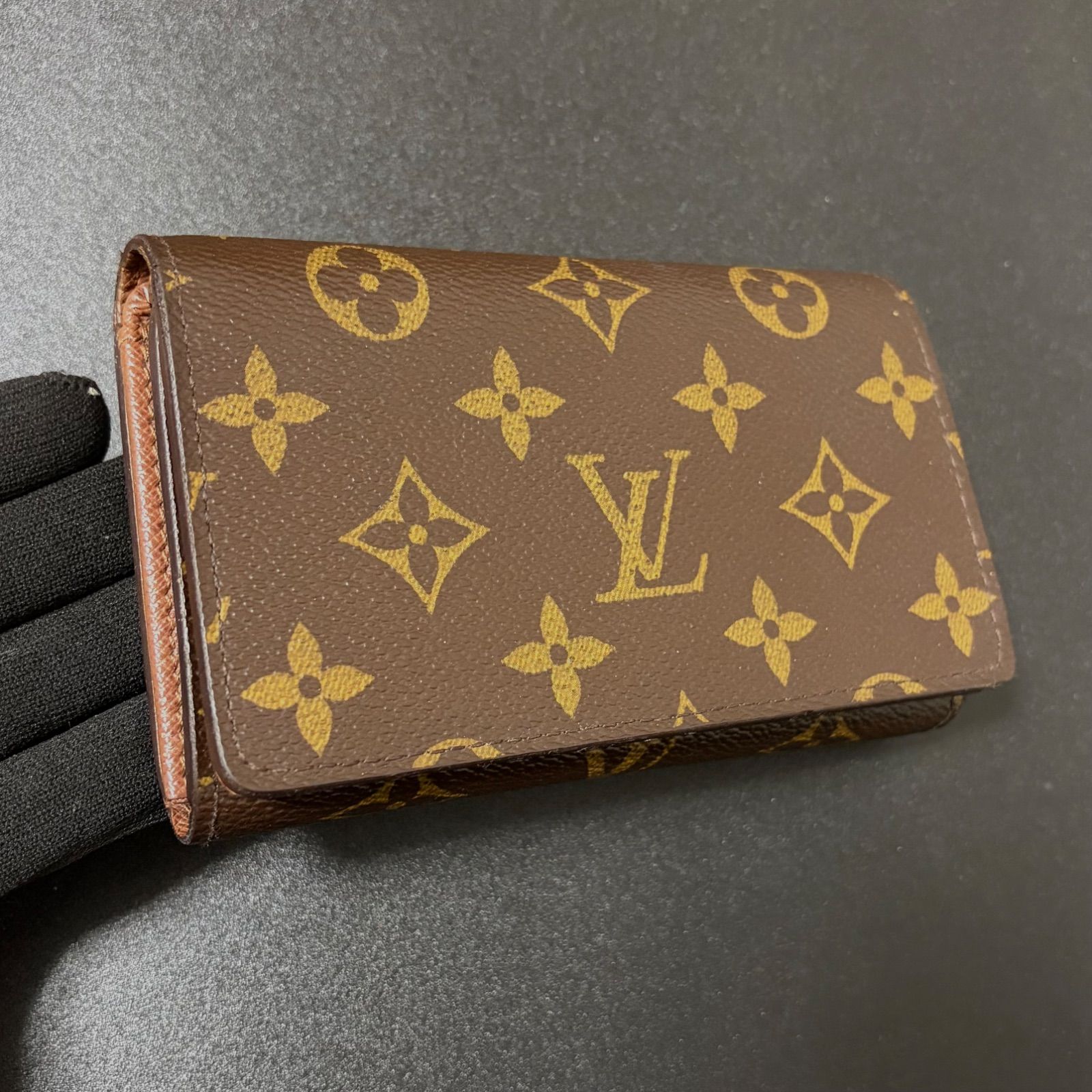 v64 ポルトフォイユ トレゾール インターナショナル 新型 Louis