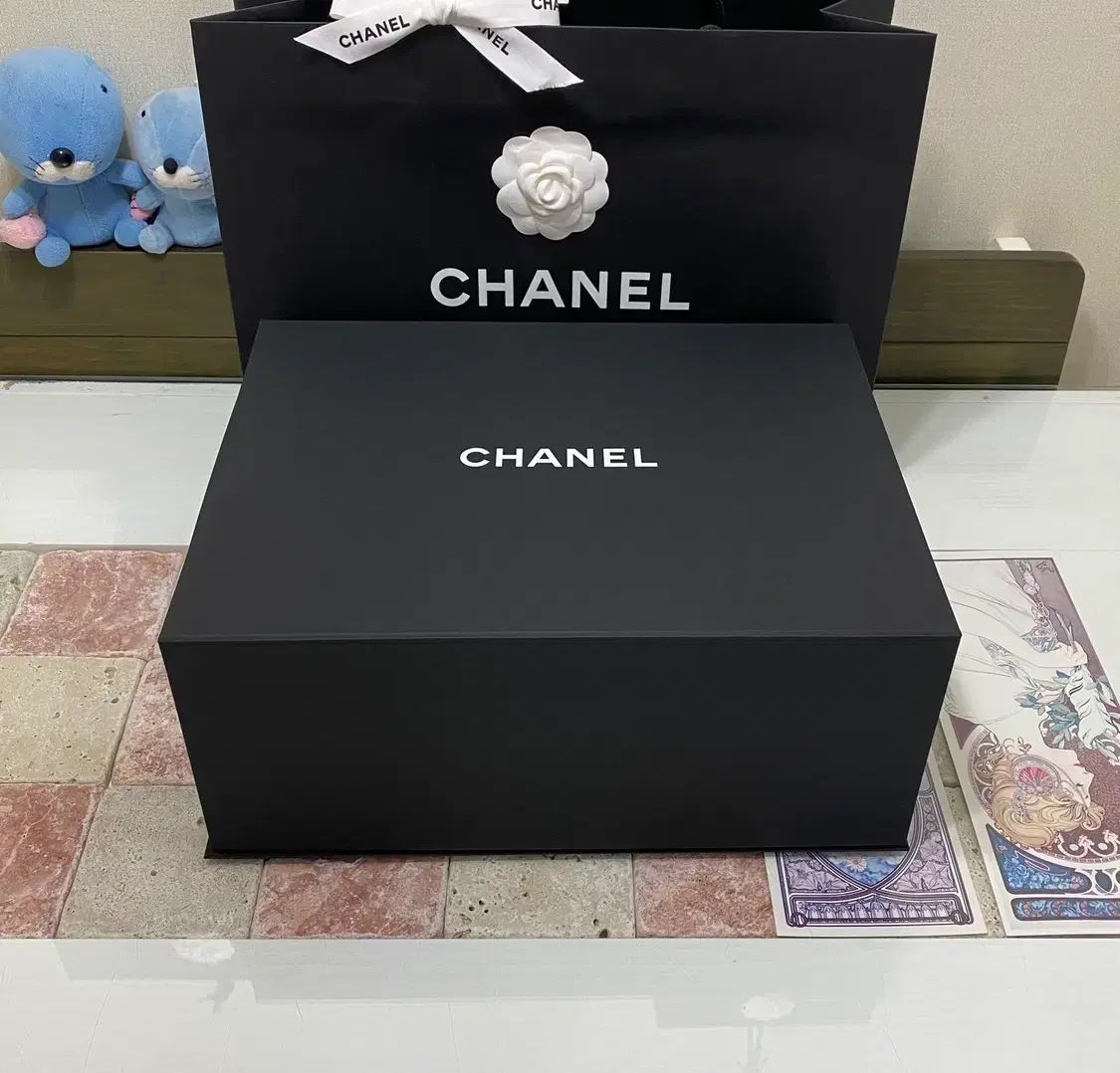 CHANEL　バッグ用空箱　マグネット　リボン&カメリア　約33x27x12.5 シャネル マグネットボックス(37 5x28 5x15 5) + リボン + カメリア +