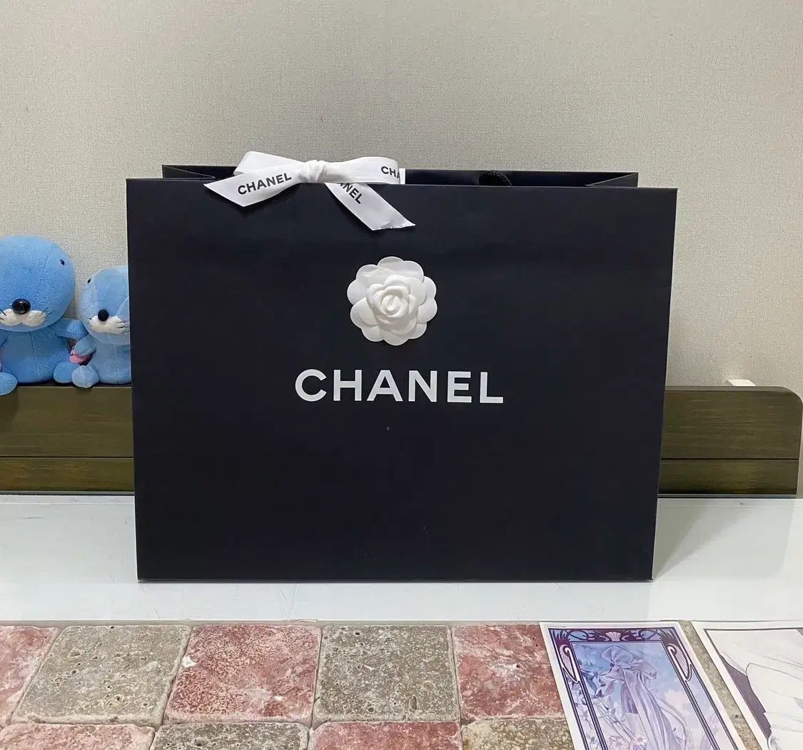 CHANEL　バッグ用空箱　マグネット　リボン&カメリア　約33x27x12.5 シャネル マグネットボックス(37 5x28 5x15 5) + リボン + カメリア +
