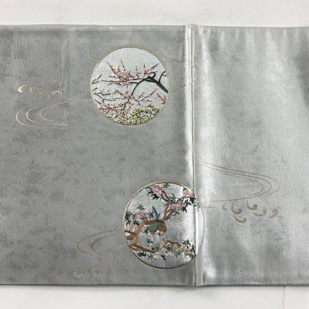 袋帯 お太鼓柄 正絹 地紋 銀通し 華文 刺繍 未使用 イ5596 袋帯 お太鼓柄 正絹 地紋 銀通し 華文 刺繍 未使用 イ5596 - メルカリ