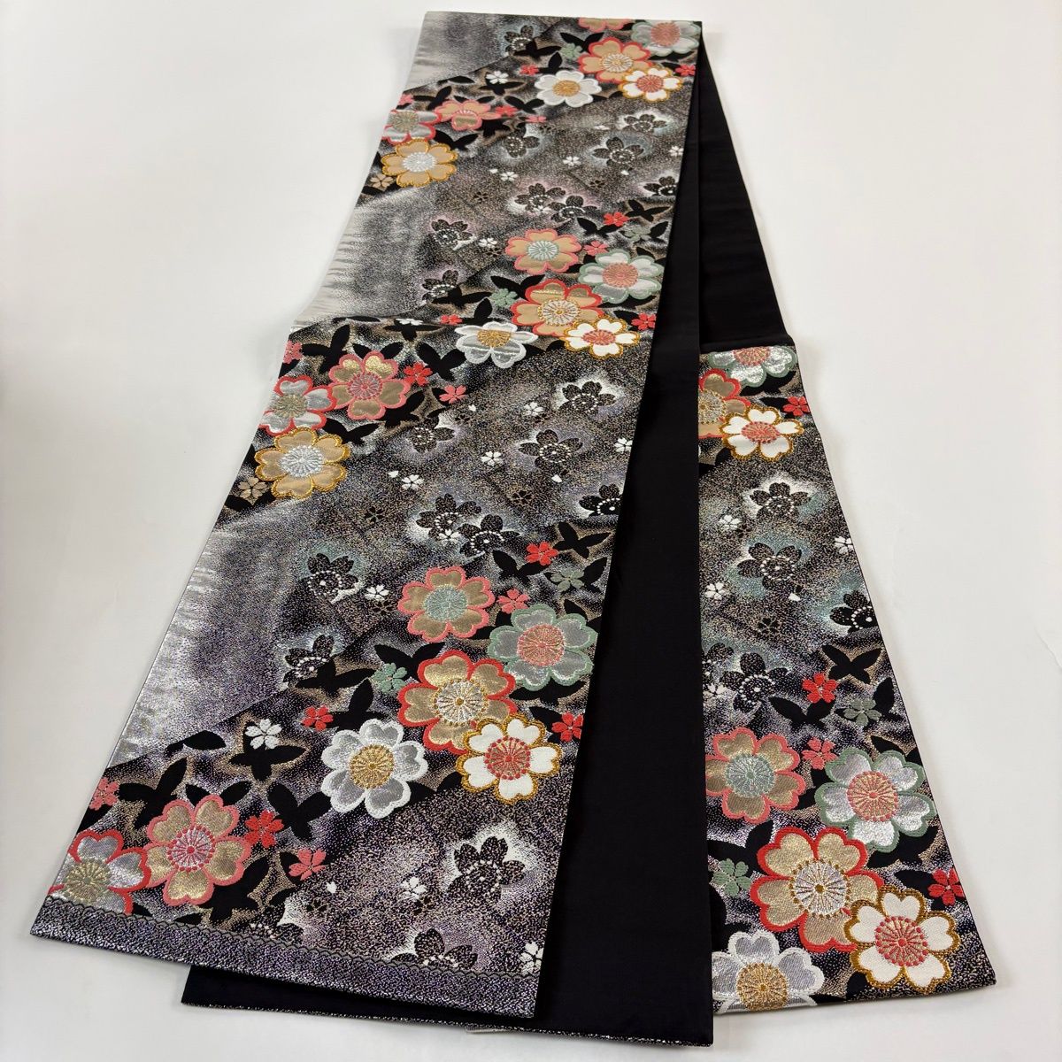 美品】 袋帯 秀品 振袖向き 桜 蝶 金糸 刺繍 黒 六通 正絹 【中古