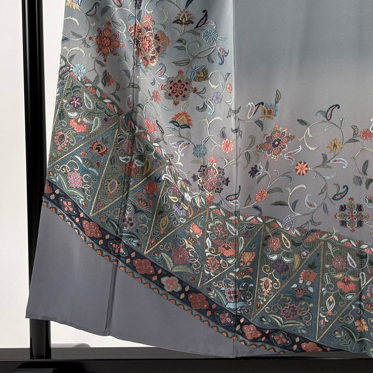 訪問着 身丈155cm 裄丈63.5cm S 袷 落款 花唐草 華文 刺繍 金糸 青灰色