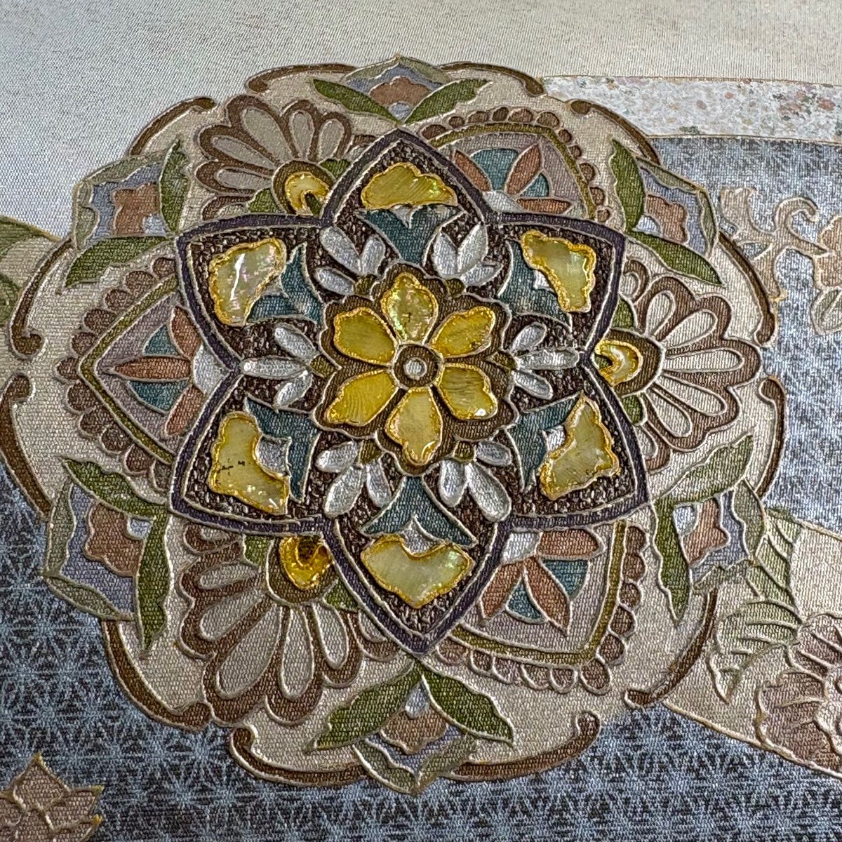 袋帯 秀品 華文 草花 螺鈿 青灰色 お太鼓柄 正絹 【中古】 - メルカリ