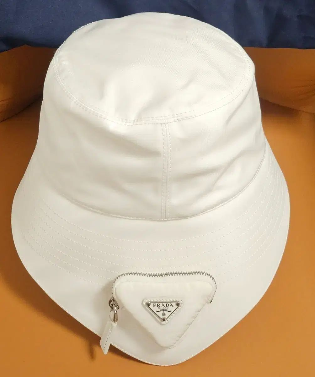 PRADA プラダ 三角ロゴ バケットハット 白 (XL) - メルカリ