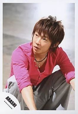 中古】生写真(ジャニーズ) 嵐/相葉雅紀/シャツピンク・座り・目線左