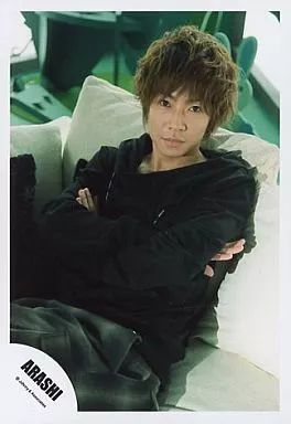 中古】生写真(ジャニーズ) 嵐/相葉雅紀/衣装黒・腕組み・座り・ソファ