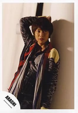 中古】生写真(ジャニーズ) 嵐/相葉雅紀/膝上・衣装赤、黒・右手白