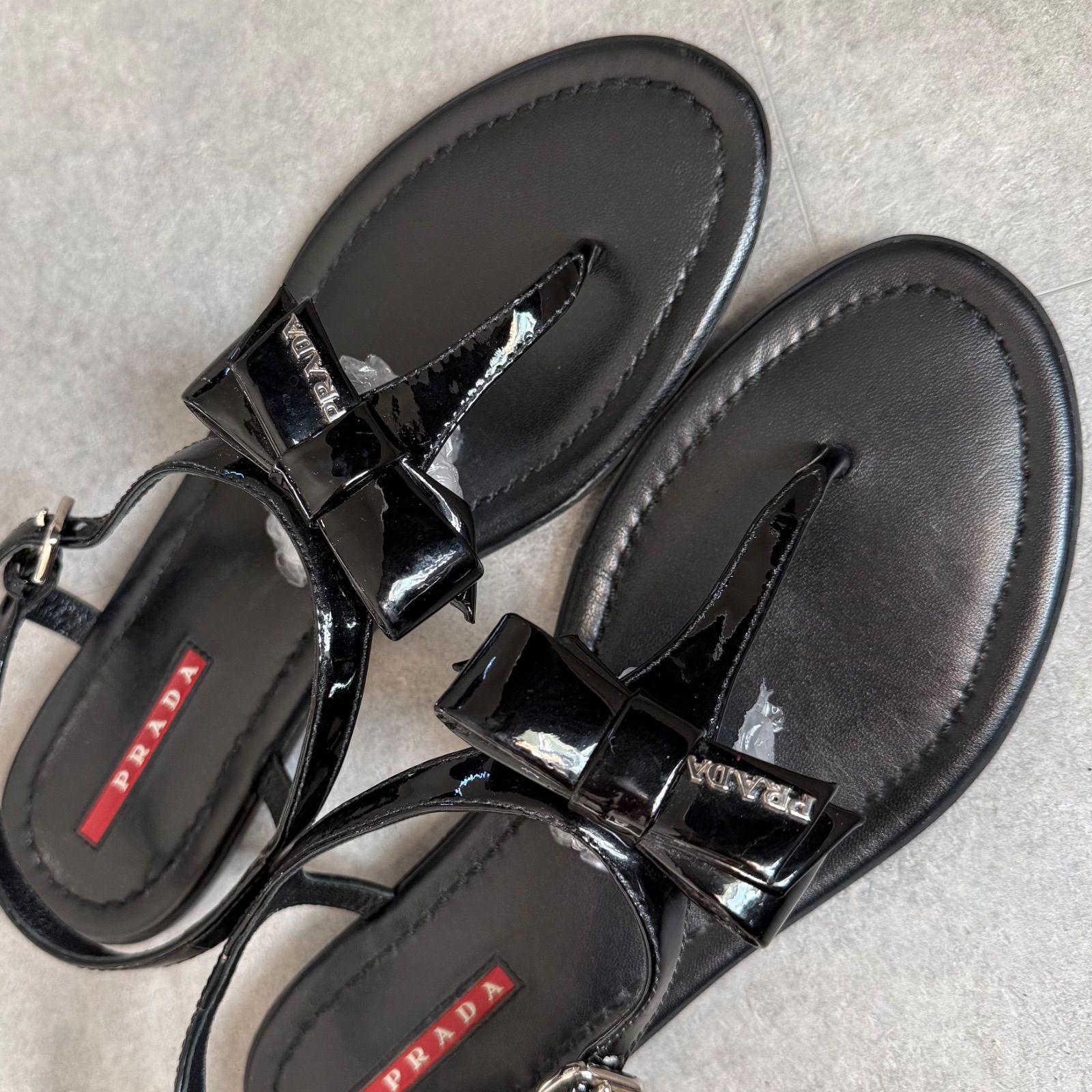 美品 PRADA プラダ ロゴリボン パテントレザー ストラップサンダル